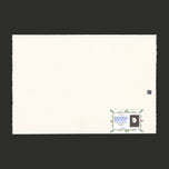 ŽIDLE S PSÍMÍ HLAVAMI V POLI SMUTEČNÍCH VĚNCŮ